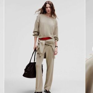 674. Lululemon NWT Perfectly Oversized Cropped Crew Softstreme Riverstone size 6